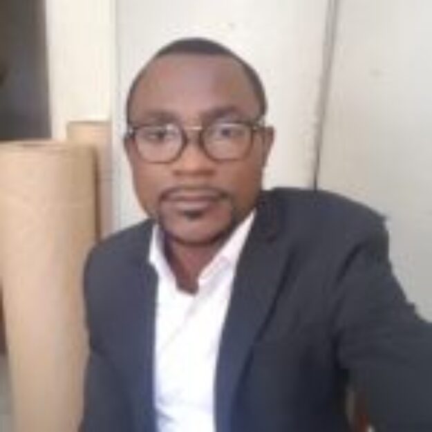 professeur et professionnel de deuxième Grade en Énergie solaire et spécialiste en énergie verte. 696419940